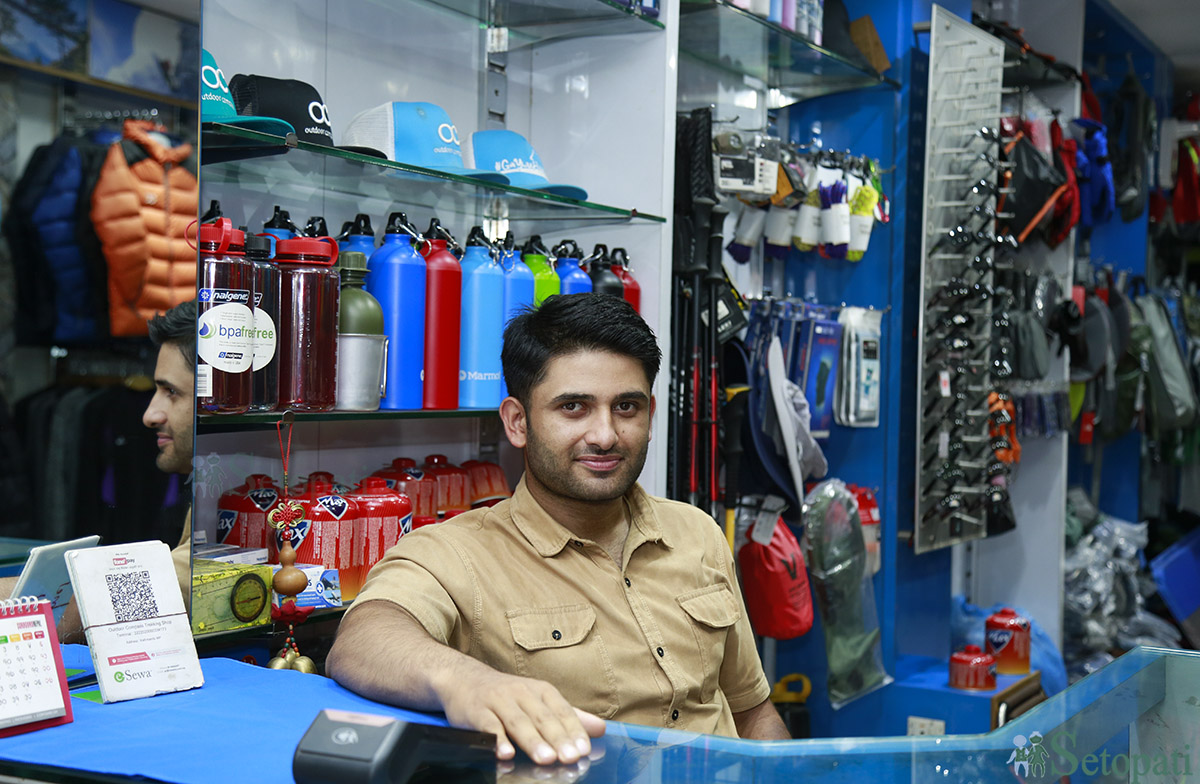 आउटडोर कम्पासका सञ्चालक कमल अर्याल। तस्बिरः नवीनबाबु गुरूङ/सेतोपाटी